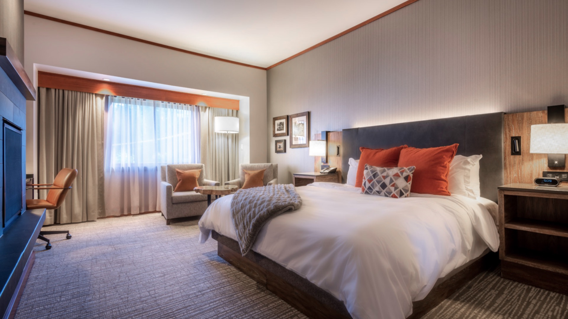 Classic Room — king bed and sitting area